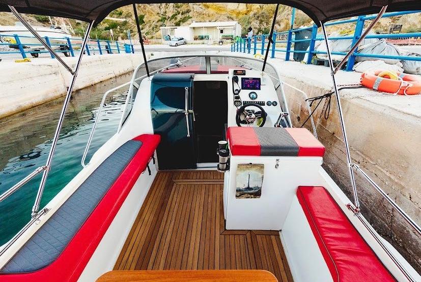 Cockpit et banquettes rouges du Zen Explorer
