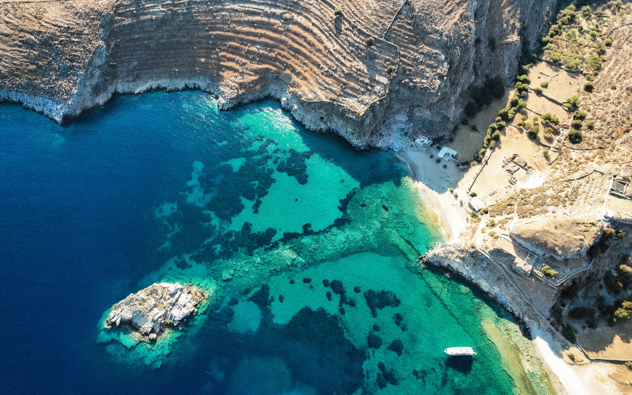 Vue aérienne de la côte rocheuse et de la mer turquoise de Kea