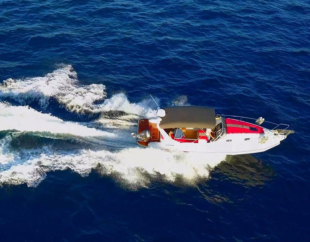 Zen Explorer en navigation rapide sur la mer Égée