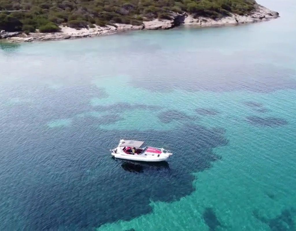 Zen Explorer au mouillage dans une crique turquoise