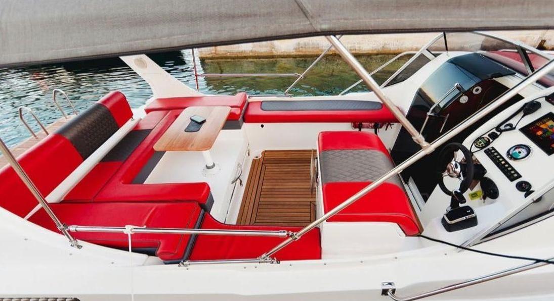 Intérieur du cockpit du Zen Explorer avec sièges rouges