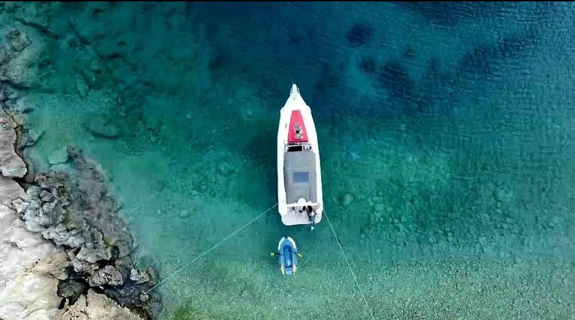 Vue aérienne du Zen Explorer amarré dans l’eau claire